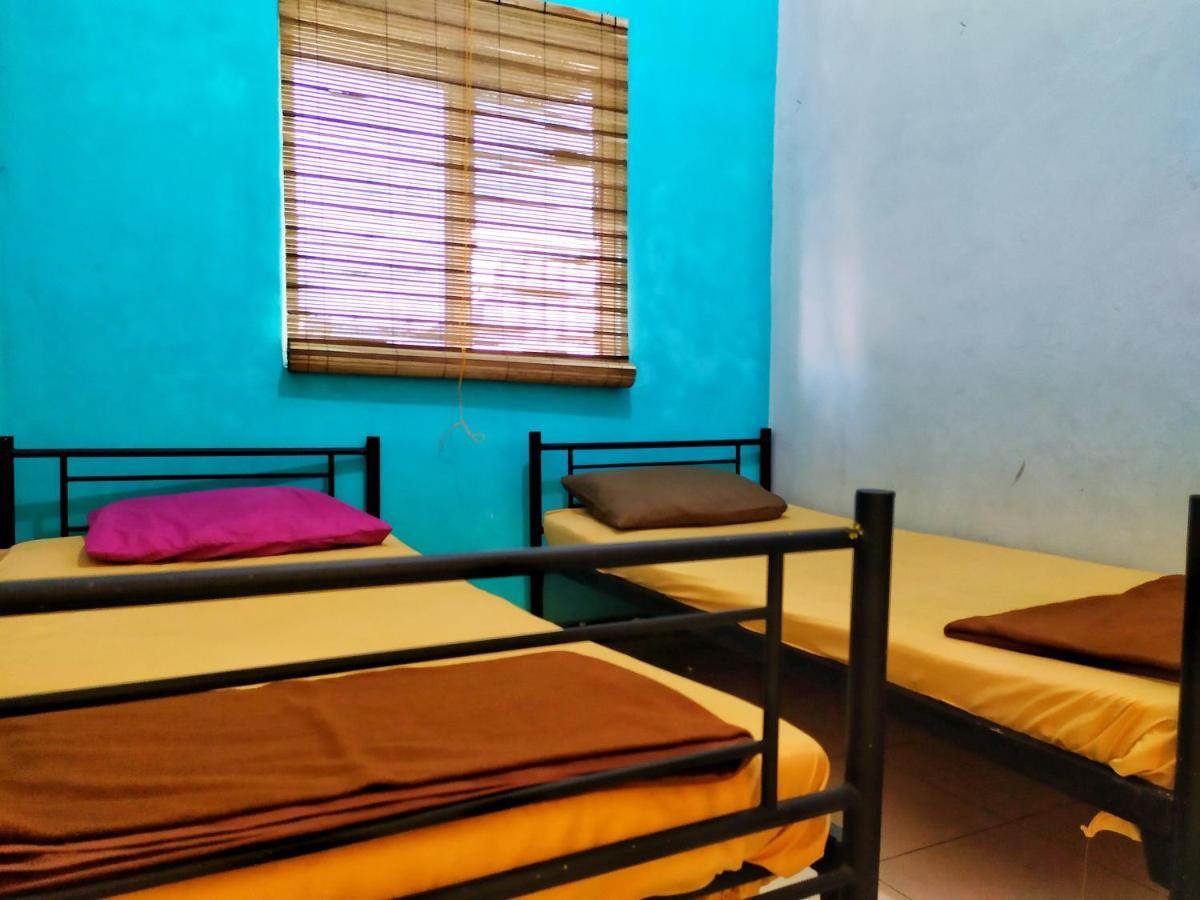 Rumah Teman Backpacker Semarang Esterno foto